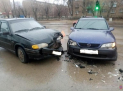 Проехать на красный? Легко! В Волжском произошла авария