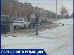 «Парковка у роддома превратилась в большой сугроб», - волжанин 