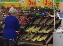 В сетевых магазинах мусор после уборки отправляют в продукты 