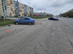 В Волжском лихая петля на «ВАЗе» отправила пассажирку иномарки в больницу