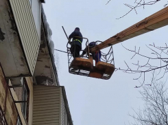 Сотрудники администрации Волжского проверяют качество очистки крыш