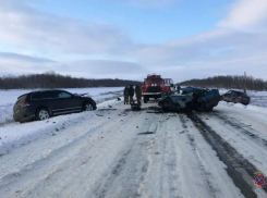 В Волгоградской области лобовое столкновение иномарок унесло две жизни