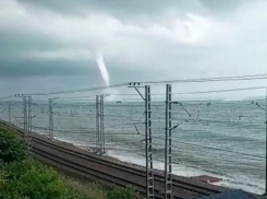 Волжанка сняла на видео смерч в Лазаревском с балкона своего номера в отеле