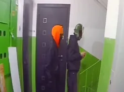 В Волжском установили личность троих вандалов, которые держали в страхе многоэтажный дом