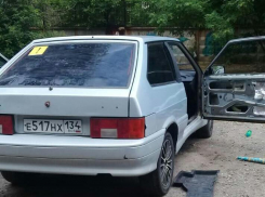 Воры «обчистили» машину из-за магнитолы