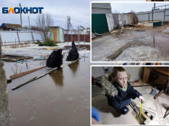 «Дом уходит под воду на глазах»: видео из затопленного жилья многодетной семьи в Волжском
