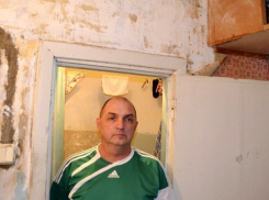 В Волжском волонтёры пообещали постелить линолеум инвалиду по зрению Олегу Бикбаеву