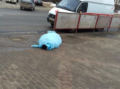 В Волжском средь бела дня на остановке скончался мужчина