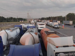 Водители фур стоят в пробках без воды под Волжским