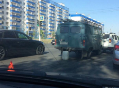 «Буханка» помяла багажник «Рено» на оживленной дороге в Волжском
