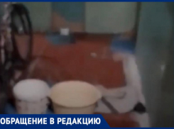 «Денег у УК нет»: в Волжском люди живут в сырости с оголенными проводами и разрушающимися стенами
