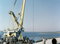 Под Волжским двое охранников «обнесли» плавучий кран на сто двадцать пять тысяч рублей