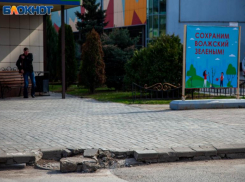 На дорогах Волжского меняют бордюры: где пройдут ремонтные работы
