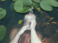 Волжан просят присоединиться к опознанию утонувшей женщины в красном платье