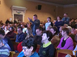 Заводчан ЗОСа свозили автобусами на слушания по производству карбамата в Волжском 