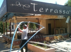 Пожар в кафе Terrassa в Волжском потушили, а потом продолжили его ломать