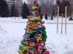 В парке «Волжский» елки из мягких игрушек, яичных коробок и вуали поразили горожан
