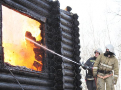 Под Волжским полностью сгорел частный дом