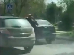 Кровавая драка между водителями у ТРК «ПланетаЛето» попала на видео в Волжском