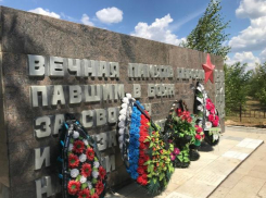 В поселке Краснооктябрский благоустроили памятник воинам