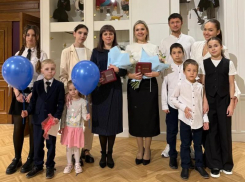 Две волжанки удостоены Почетного знака «Материнская слава» в канун Дня матери