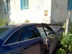 Под Волгоградом Audi протаранила маршрутку и врезалась в дом
