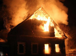 Труп неизвестного мужчины нашли в горящем доме в Среднеахтубинском районе