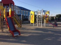 Шикарную игровую площадку сделали для жителей VIP-коттеджей в поселке Рабочий в Волжском 