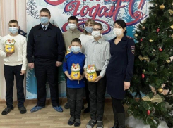 Полицейские поздравили с наступающим Новым годом юных жителей Волжского