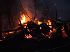 На Коммунистической ночью полыхал контейнер