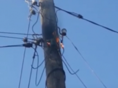 Пожар в СНТ в Волжском: на видео сняли охваченный пламенем столб