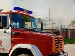 В Волжском пожарные опять тушили мусорный контейнер