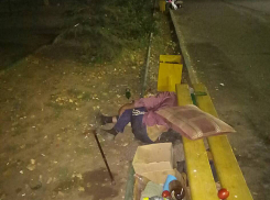 Общежитие на лавочке под носом культурного заведения в центре Волжского устроил предприимчивый бродяга