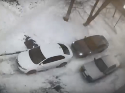 В Волжском ночью малолетние вскрыли багажник и украли вещи из иномарки: видео