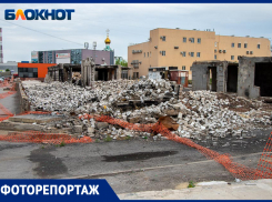 Разобранный на кирпичи и забытый: гуляем по пепелищу сгоревшего почти год назад рынка «Людмила» в Волжском