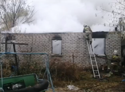 Близ Волжского многодетная семья осталась без крова над головой из-за пожара