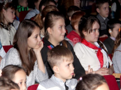 Волжские депутаты подарили детям новогодний праздник