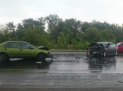 Под Волгоградом столкнулись две легковушки: трое детей в больнице