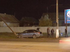 В Волжском «Тойота» снесла пешеходный знак и врезалась в столб
