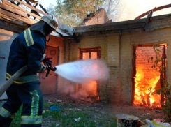 Под Волгоградом неизвестные сожгли два гаража и летнюю кухню