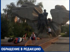 «Подростки лазают по памятникам и лежат на постаментах», - волжанка
