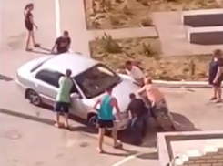 Спасательная операция иномарки, влетевшей в ограждение, попала на видео в Волжском