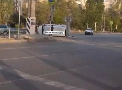 В Волжском опрокинулась маршрутка: проводится проверка