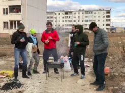 Во время пикника волжане сняли римейк клипа «Грибов», взорвавшего Интернет