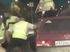 Четыре наряда полиции ловили пьяного угонщика-рецидивиста в Волгограде: видео