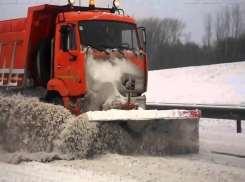Снег и наледь на тротуарах продолжили убирать в Волжском