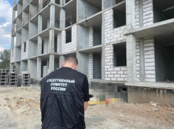Рабочий погиб, сорвавшись с восьмого этажа стройки в Волгограде