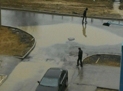 Волжане страдают от глубоких «озер» на дорогах города