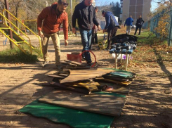 Мобильные бригады активистов реставрируют детскую площадку