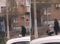 Пьяный мужчина избил женщину во дворе в Волжском: видео
